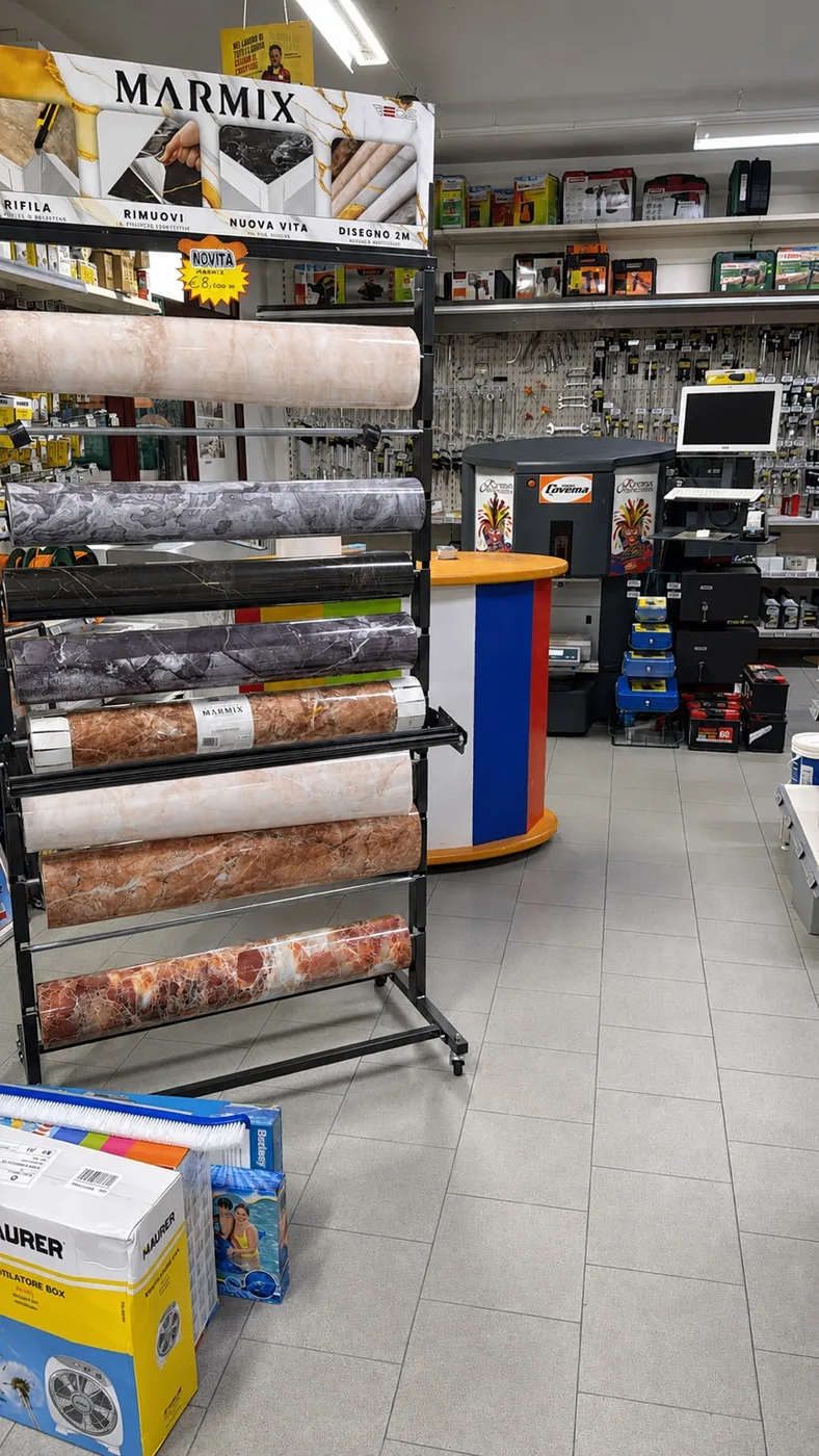 Area interna della Ferramenta De Donato dedicata a colori e rivestimenti