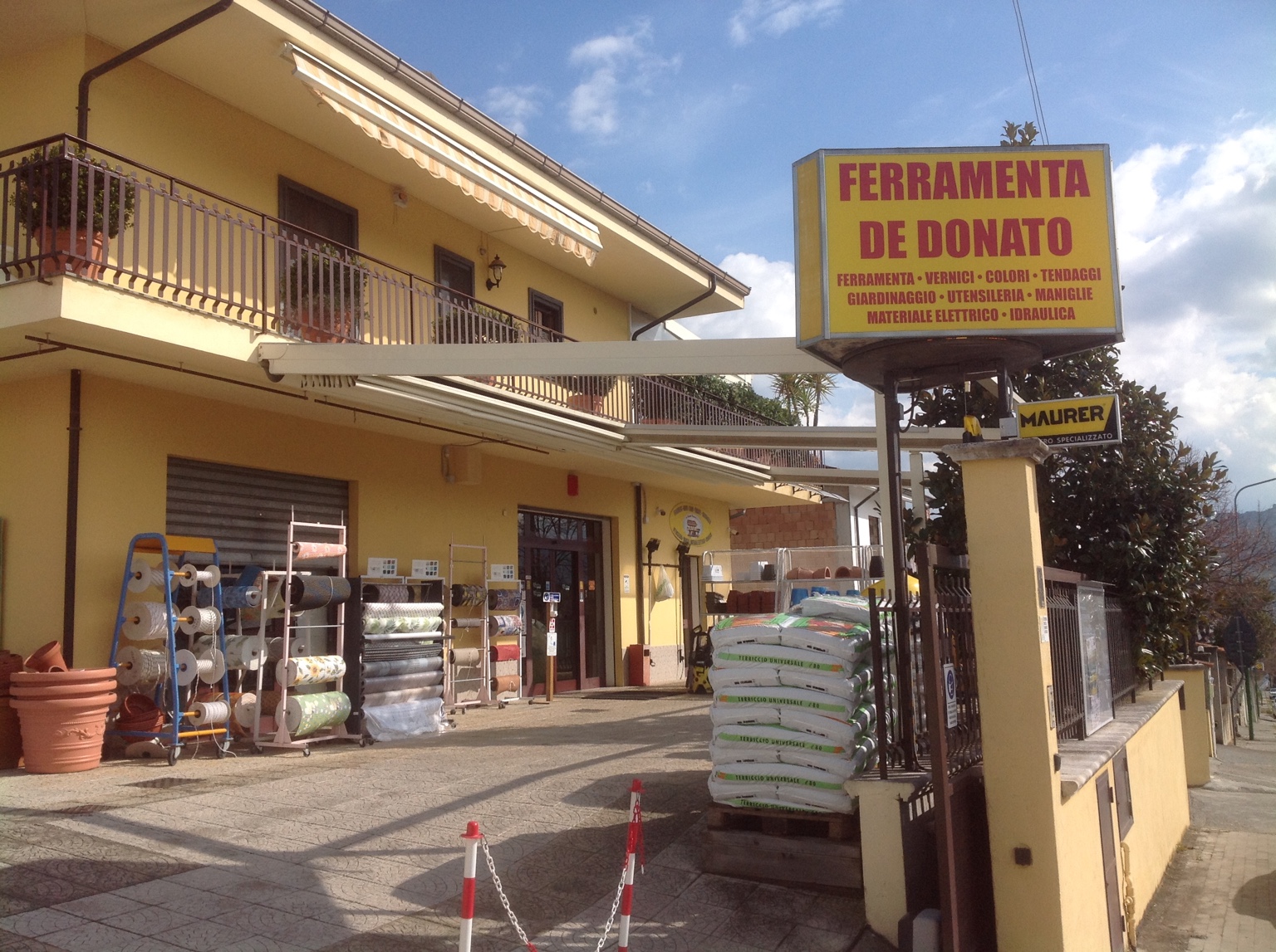 Esterno della Ferramenta De Donato a Senise, con ingresso e insegna del negozio